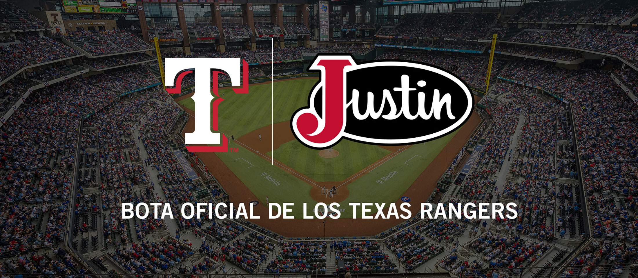 Bota oficial de los Texas Rangers. Un logotipo cerrado del logotipo de Justin y el logotipo de los Texas Rangers con las palabras "Botas oficiales de los Texas Rangers" con una imagen de Globe Life Field de fondo.